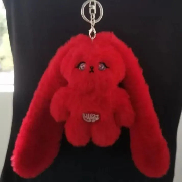 Song Yuqi solo Red Rabbit Gigi Offline Cafe จี้ตุ๊กตา 26.4.27
