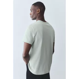 H&M(เอชแอนด์เอ็ม) เสื้อยืดคอกลมทรงปกติ ผู้ชาย 0685816_14