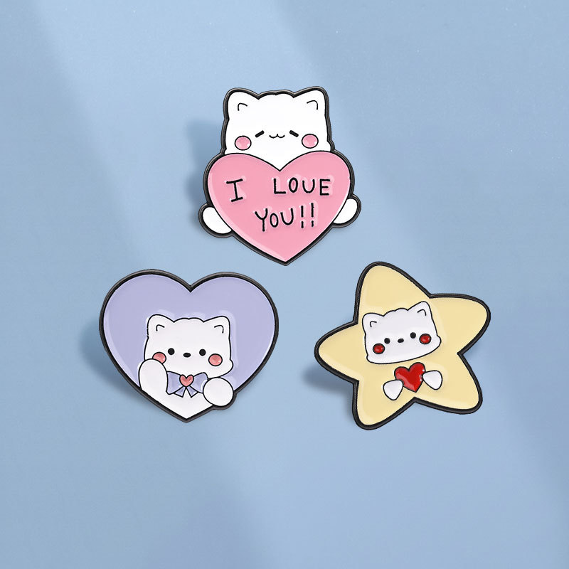 อะนิเมะเครยอนชินจังเคลือบ Pins กระต่ายน่ารักหน้ากากแอ็คชั่นหมูเข็มกลัดปกตรากระเป๋าเป้สะพายหลังอุปกรณ์เสริมของขวัญสําหรับเพื่อน
