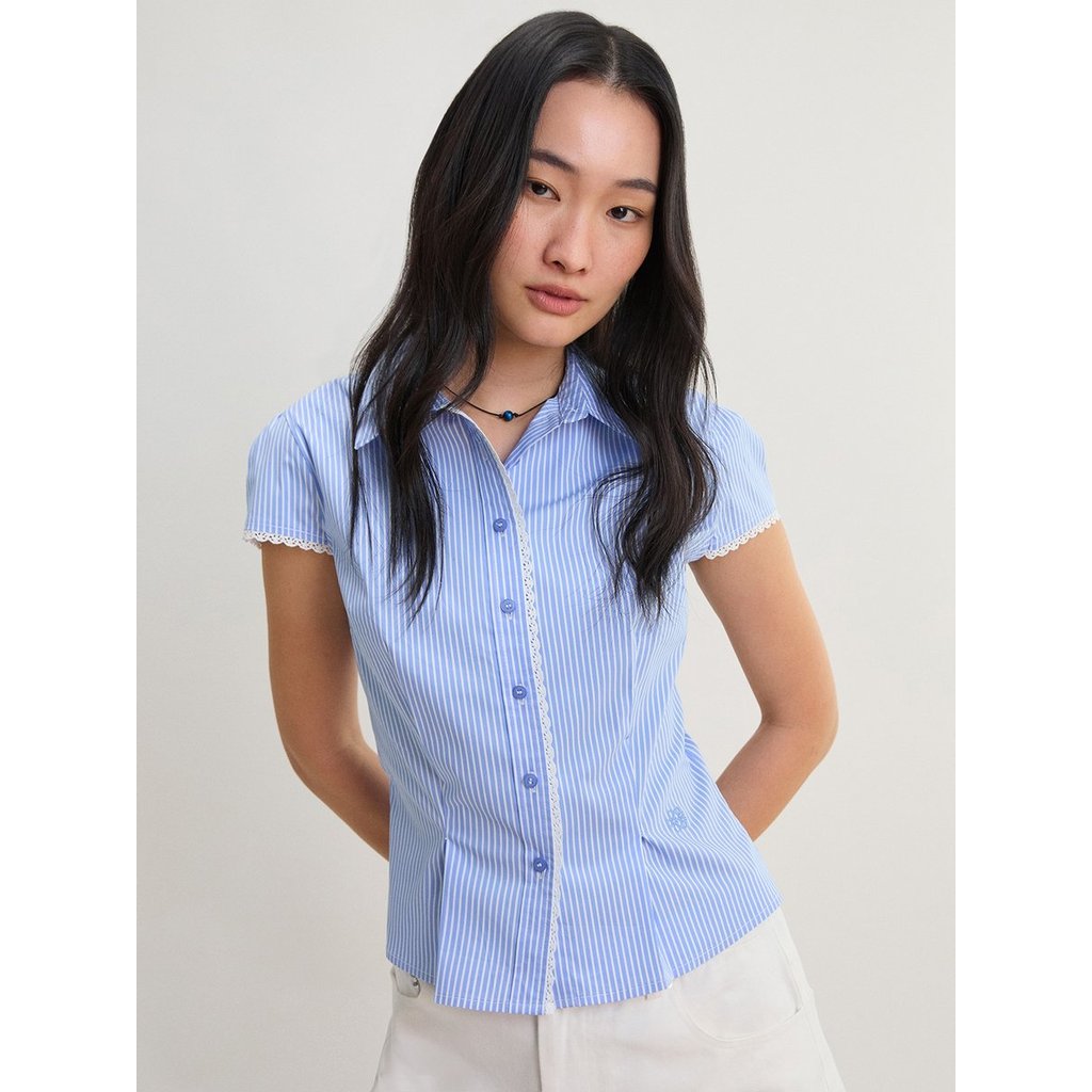 [Pomelo] เสื้อเบลาส์เข้ารูปแต่งขอบลูกไม้ลายทาง / Lace Trim Stripe Fitted Blouse