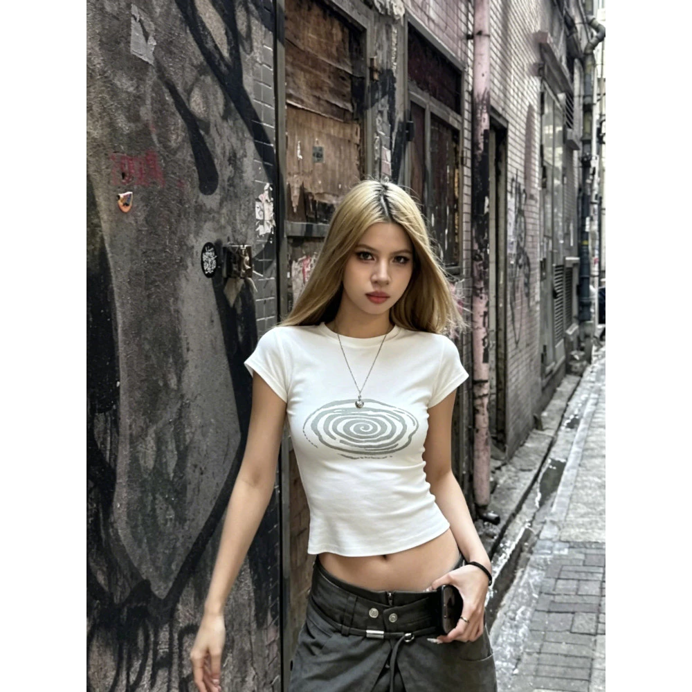 (จัดส่งตลอด 24 ชั่วโมง)🔥เสื้อ baby tee ลายสปิรัล🌀 Y2K เกาหลี เสื้อครอปเข้ารูป ใส่แล้วผอม ลุคสาวสตรีท เท่ๆ สไตล์ grunge