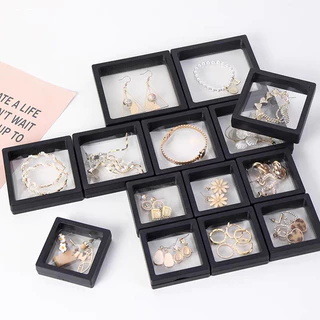 (50PCS) กล่องจัดเก็บเครื่องประดับกรอบลอยตัว 3D ฟิล์ม PE ต้านอนุมูลอิสระ พร้อมระบบแขวน เก็บได้ 50 ชิ้น+กันการเกาะกัน