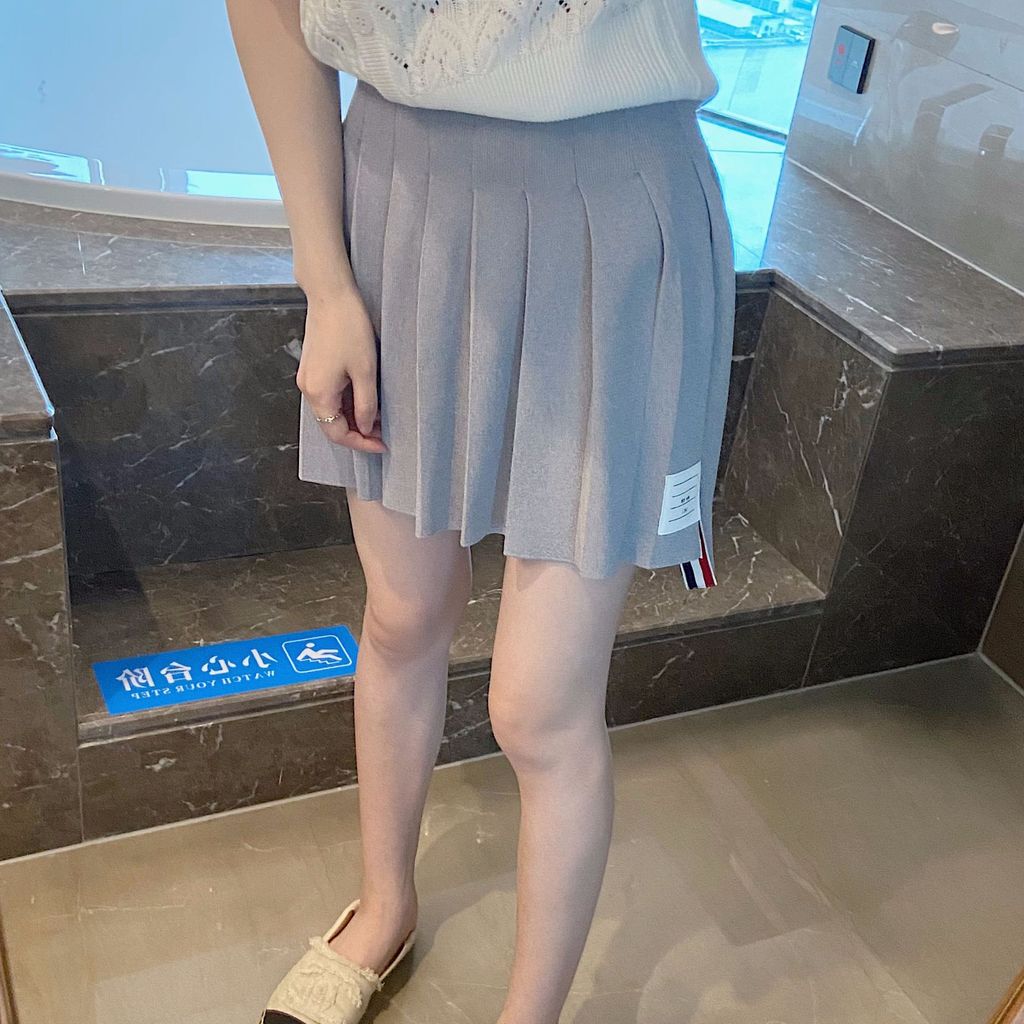 LKGV Tom Browne ฤดูร้อนหญิงยืดหยุ่นเอวสูงสไตล์ Preppy ด้านหน้าสั้นกลับยาวถักผ้าไหมน้ําแข็งจีบกระโปรง