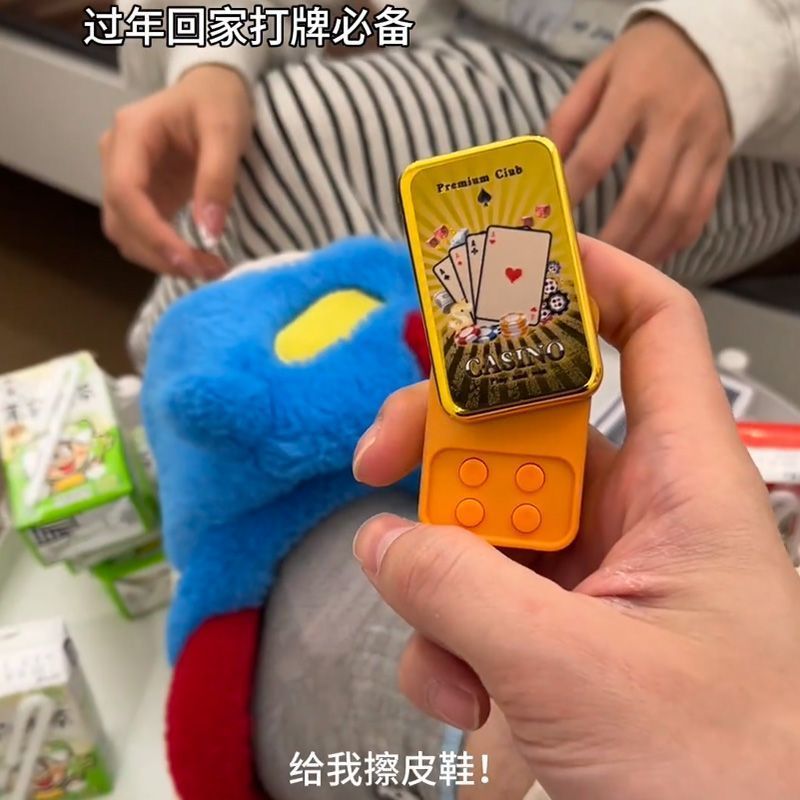 法国口音发声玩具我要验牌给我擦皮鞋解压整蛊推牌玩具挂件Spot hot French gambling god decompression card push speaker toy, I want 