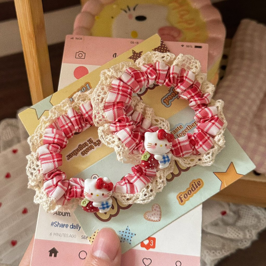 Scrunchy ลายแมวสก๊อตสีแดง เพิ่มความน่ารักให้ทรงหางม้า Girly สไตล์