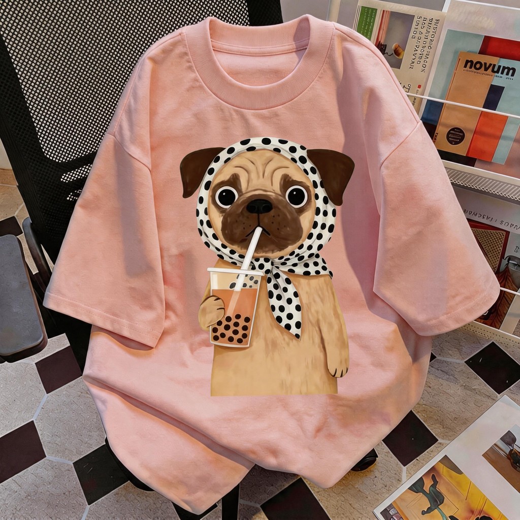 TEE·SHOP🍀 เสื้อยืด oversize เสื้อเท่ๆ เกาหลี " Boba Pug " เสื้อแฟชั่นใ เกาหลีสไตล์ พิมพ์ลาย ผ้านิ่มใส่สบาย COD📦