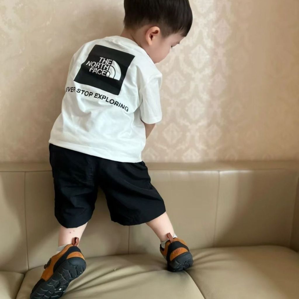 เด็กชายฤดูร้อน 2026 เสื้อยืดแขนสั้นผ้าฝ้ายท็อปการ์ตูนสีขาวใหม่
