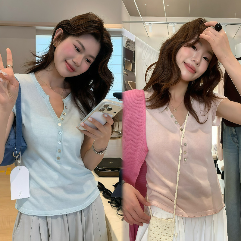 💘Bonnie💘เสื้อยืดผู้หญิง สีพื้น คอวี ดีไซน์กระดุมหน้าผ่ากลาง เสื้อไหมพรมแขนสั้นเกาหลี เนื้อนิ่ม ใส่สบาย