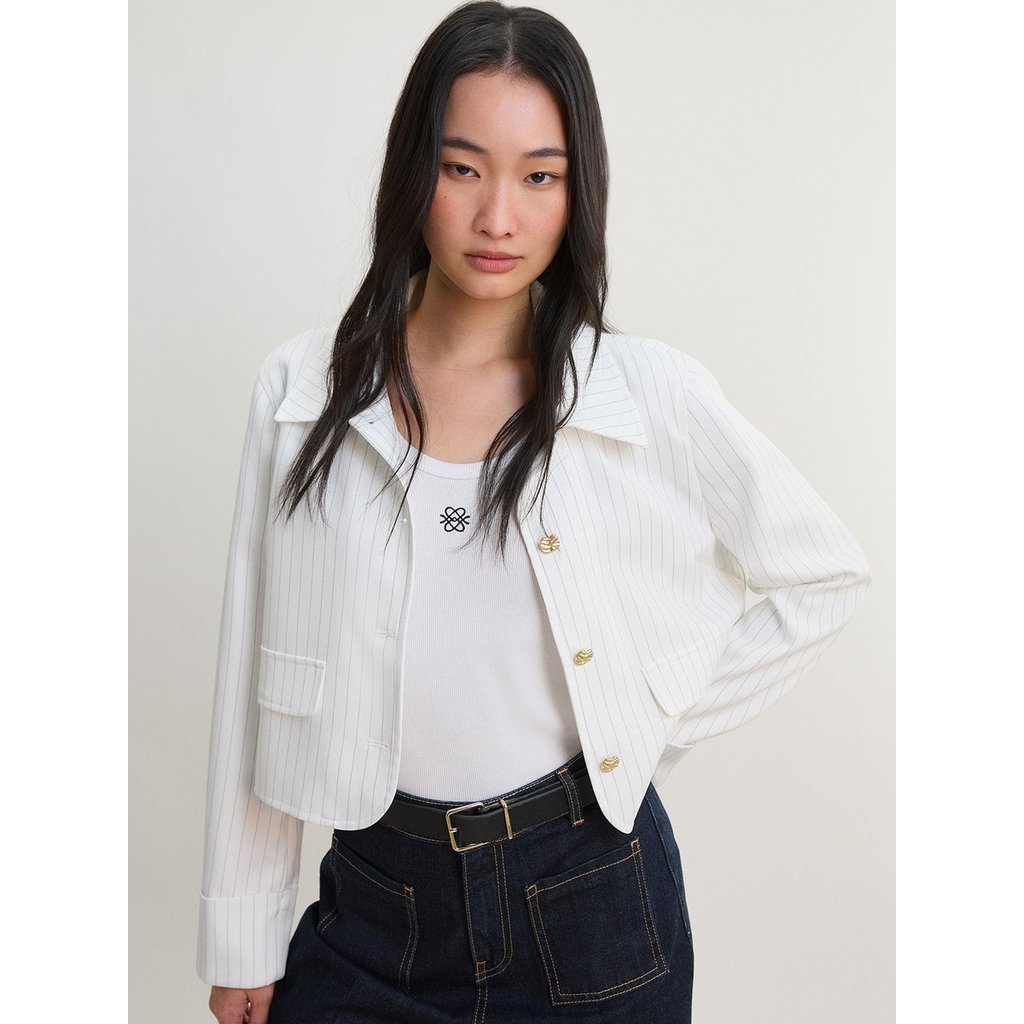 [Pomelo] เสื้อแจ็กเก็ตทรงครอปแบบเข้ารูปลายทาง / Cropped Pinstripe Tailored Jacket