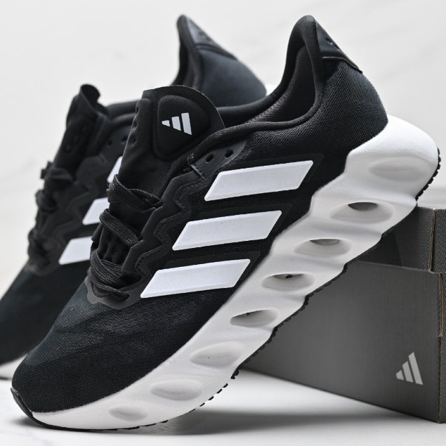 Adidas SWITCH FWD M รองเท้ากีฬาลําลองสีดําและสีขาว