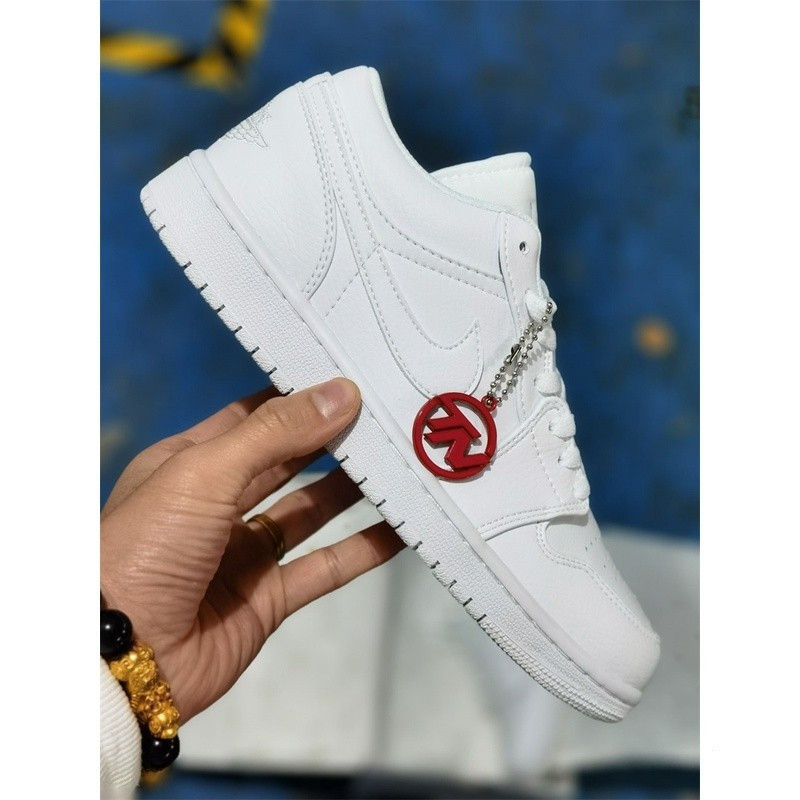 พร้อมส่ง Jordan 1 AJ1 Low "Triple White" รองเท้าผู้ชายและผู้หญิง สีขาวล้วน รองเท้าผ้าใบ 6WE6
