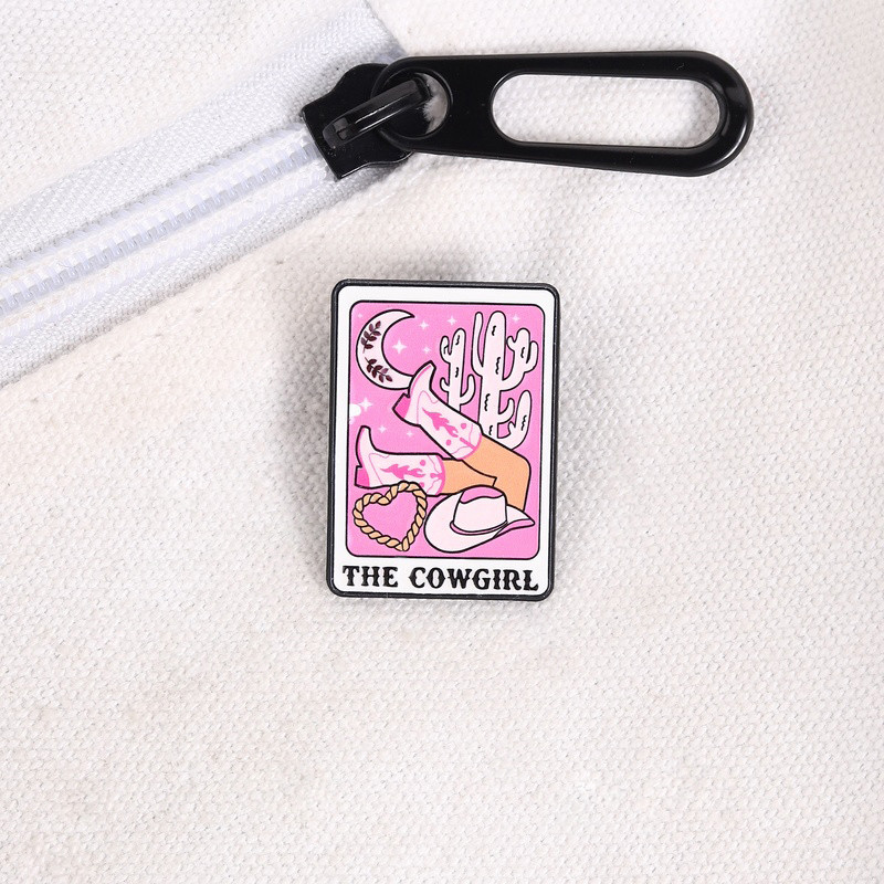 Cowgirl ไพ่ทาโรต์เคลือบ Pin สีชมพู Western Cowgirl ปก Pin น่ารัก Coastal Cowgirl เข็มกลัด Badge สําห