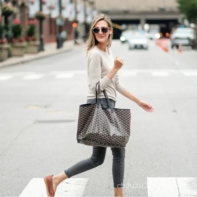 กระเป๋าสะพายหลัง Goyard Saint Louis จากหนังแท้และผ้าใบ ดีไซน์หรูหราแบบ Hong Kong & Macau