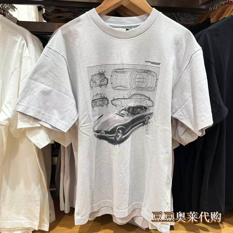 UNIQLO ผู้ชายและผู้หญิง TOYOTA Collaboration Series ผ้าฝ้ายแท้พิมพ์เสื้อยืดแขนสั้นด้านบนสบาย