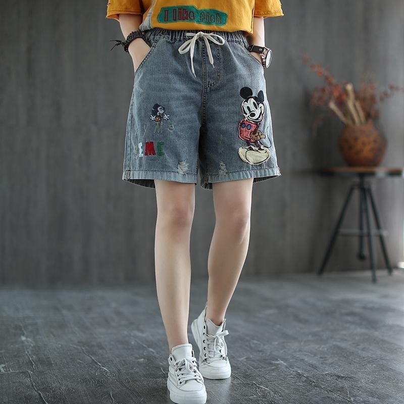 2025 Mickey ปัก Ripped เอวยางยืด Lace-Up กางเกงยีนส์ห้าจุดผู้หญิง All-Match กางเกงขาสั้นอินเทรนด์ wi