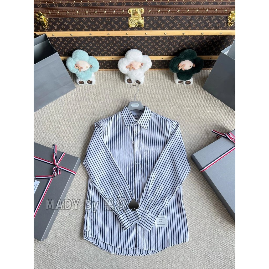 [ผู้ขายทอง] THOM BROWNE Tom Brown SS2024 Striped Pointed Collar Long Sleeve Button Shirt Mens Blue
