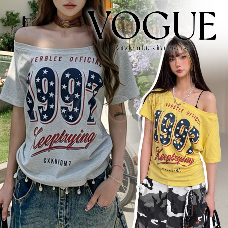Vogue🌟พร้อมส่ง🌟 เสื้อยืดเปิดไหล่แขนสั้น พิมพ์ลายดาว สตรีทแฟชั่นทรงหลวมๆ ใส่สบายผ้านิ่ม (FYC79)