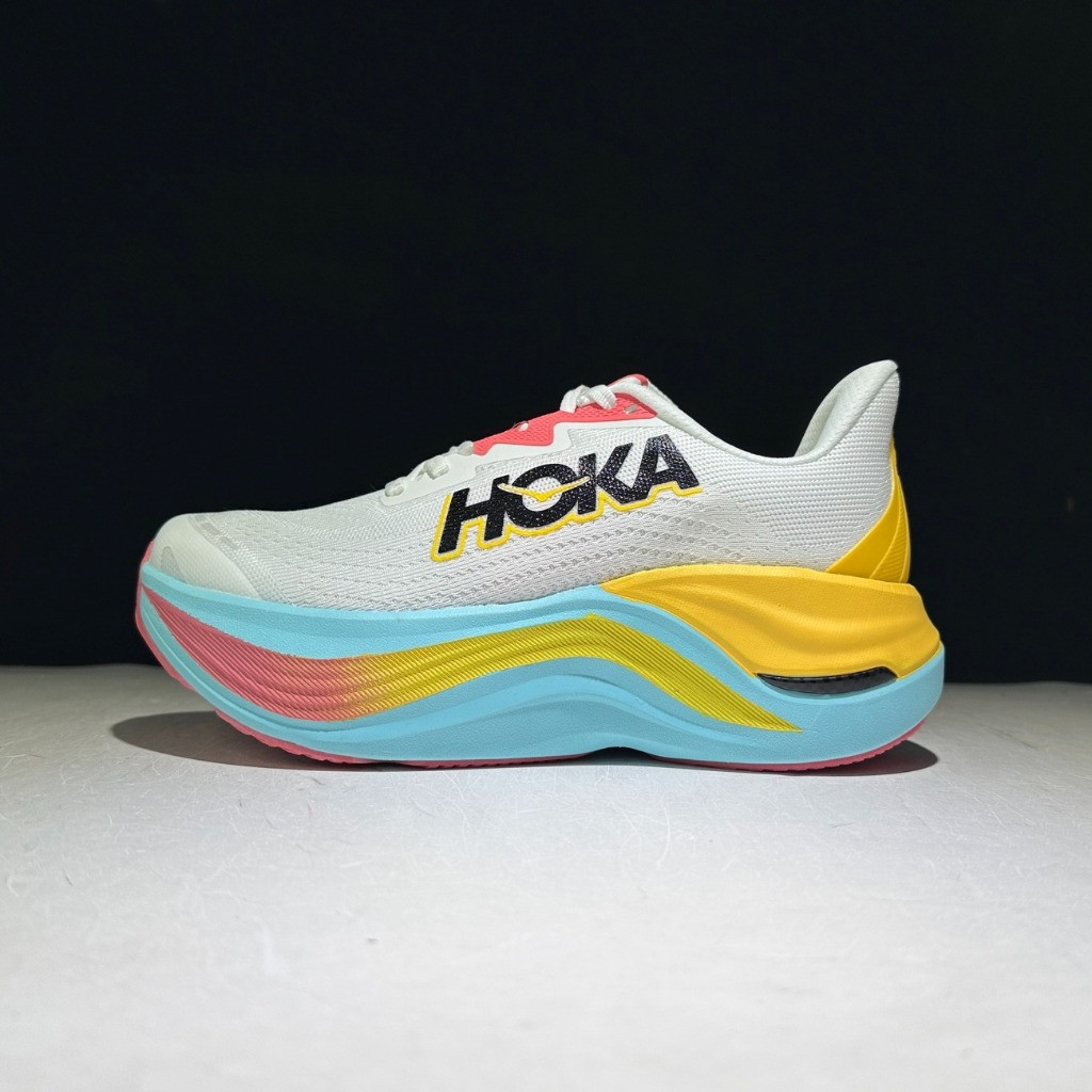 รองเท้าวิ่ง HOKA SKYWARD X ระบายอากาศได้ดีและมีน้ําหนักเบา ทําให้สวมใส่ง่ายสําหรับทุกคน