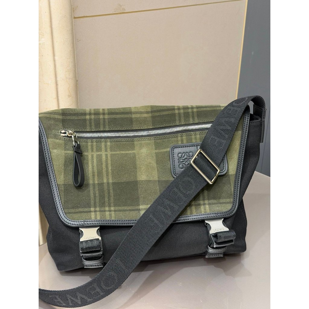 Loeway Medium Canvas and Matte Suede Messenger Bag กระเป๋าสะพายไหล่ Messenger Bag กระเป๋าผู้ชาย