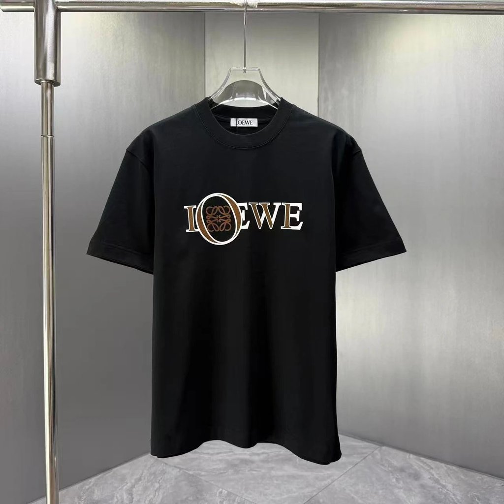 เสื้อยืดสีดําโลโก้ Loewe Anagram