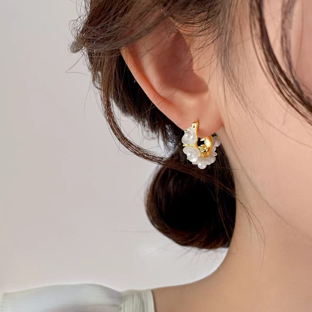 ตุ้มหูห่วงสำหรับสตรี (เข็มเงิน 925) โลหะผสมทองชุบ ลายดอกไม้สวยเด่น มุกเทียม เซอร์โคเนีย ละเอียดอ่อน ขนาดประมาณ 2cm