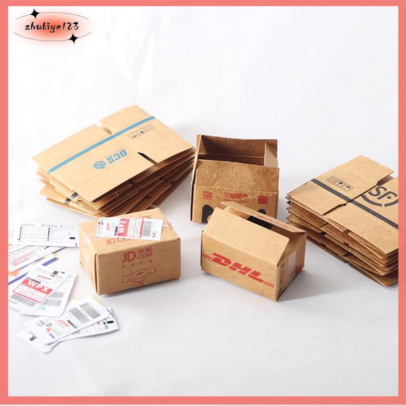 <zhuliye123> 1 ชุด Mini Carton Express Carton 1:12 Dollhouse Miniature Express กล่องตกแต่งของเล่น Ni