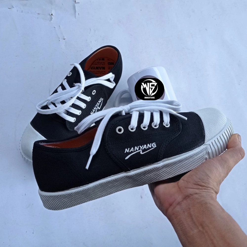จัดส่งฟรี EXTRA NANYANG THAILAND TAKRAW SHOES สีขาวสีดํา