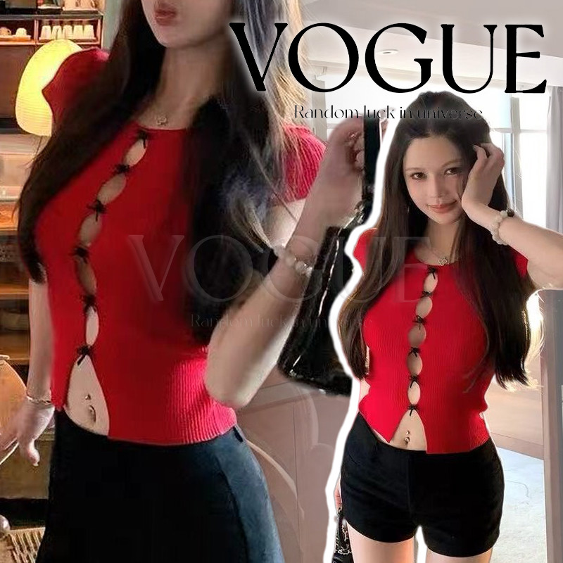 Vogue🌟พร้อมส่ง🌟 เสื้อไหมพรม คอกลมแขนสั้น ดีเทลเว้าแต่งโบว์ สไตล์สาวแซ่บสีแดง (31131)
