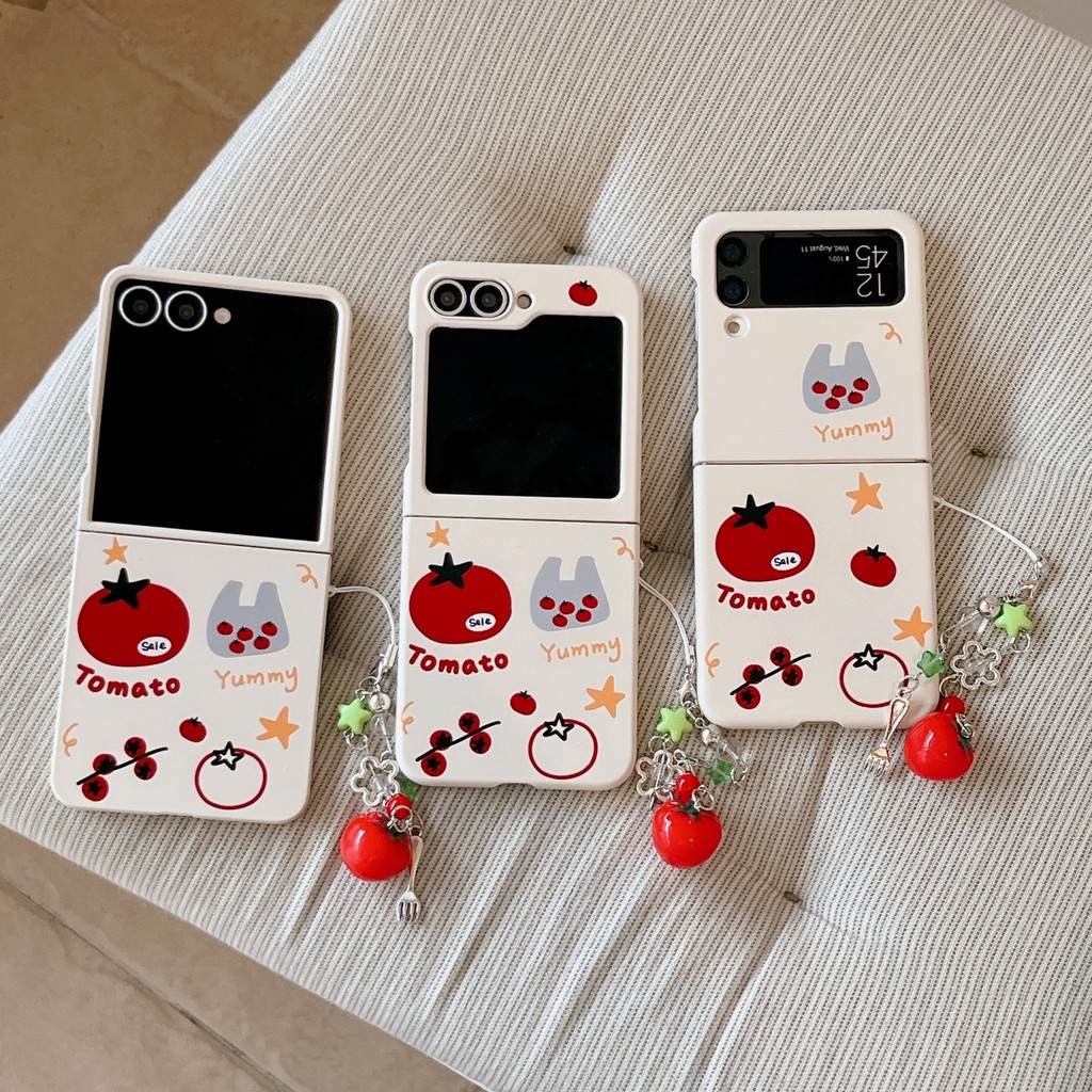 SAMSUNG น่ารักมะเขือเทศกระเป๋าโบราณสีขาวโทรศัพท์กรณีผลไม้ส้อมจี้สําหรับSamsung Galaxy Z Flip7 Z Flip6 ZFlip5 กันกระแทกปกหลัง