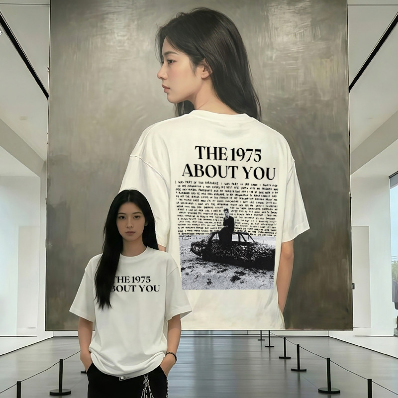 เสื้อยืดผู้หญิงโอเวอร์ไซส์ Womens Tops เสื้อยืดแขนสั้น The 1975 About You Band Motif ความงาม อินเทรน