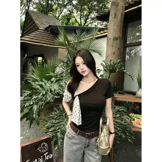 Lalita 2สี เสื้อยืดผู้หญิง ลายจุด ปาดไหล่ ไหล่เฉียง สไตล์เกาหลี