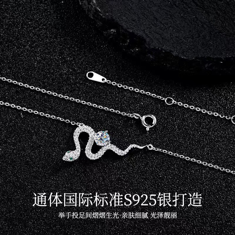 S925 จี้หรูหราเรียบง่ายหญิงรู้สึก High-End จี้ Niche Light สร้อยคอ Clavicle สไตล์งูเงินแฟชั่น ins ที
