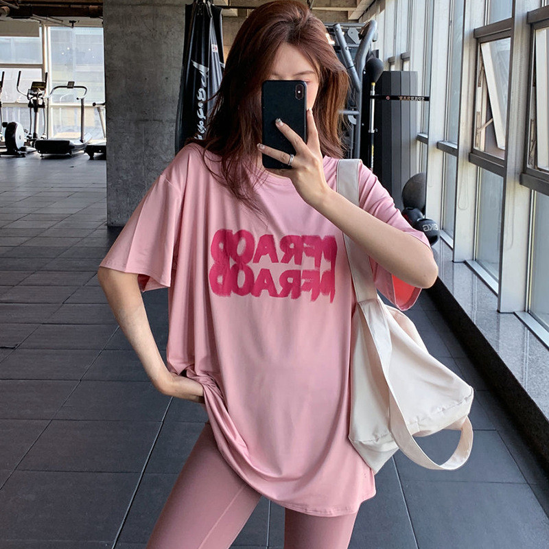 เสื้อยืดโยคะสําหรับผู้หญิงใส่แล้วดูผอมความยาวปานกลางไซส์ใหญ่ฤดูร้อนสไตล์ใหม่แห้งเร็วสําหรับสาวอวบวิ่งชุดออกกําลังกายแขนสั้น