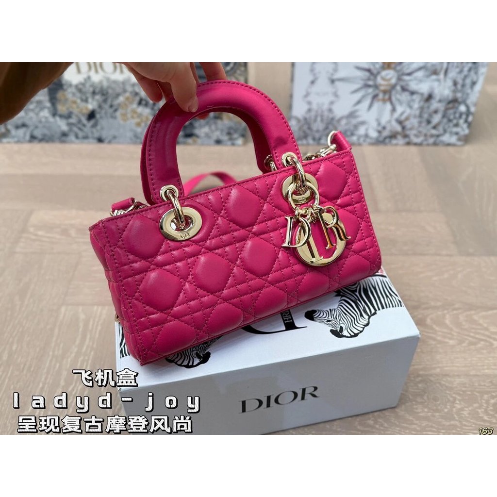 6 ️ ⃣ กล่องเครื่องบินสี Dior สไตล์ใหม่ Dior ladyd-joy Presentation Dior Dior Dior กระเป๋า Messenger 