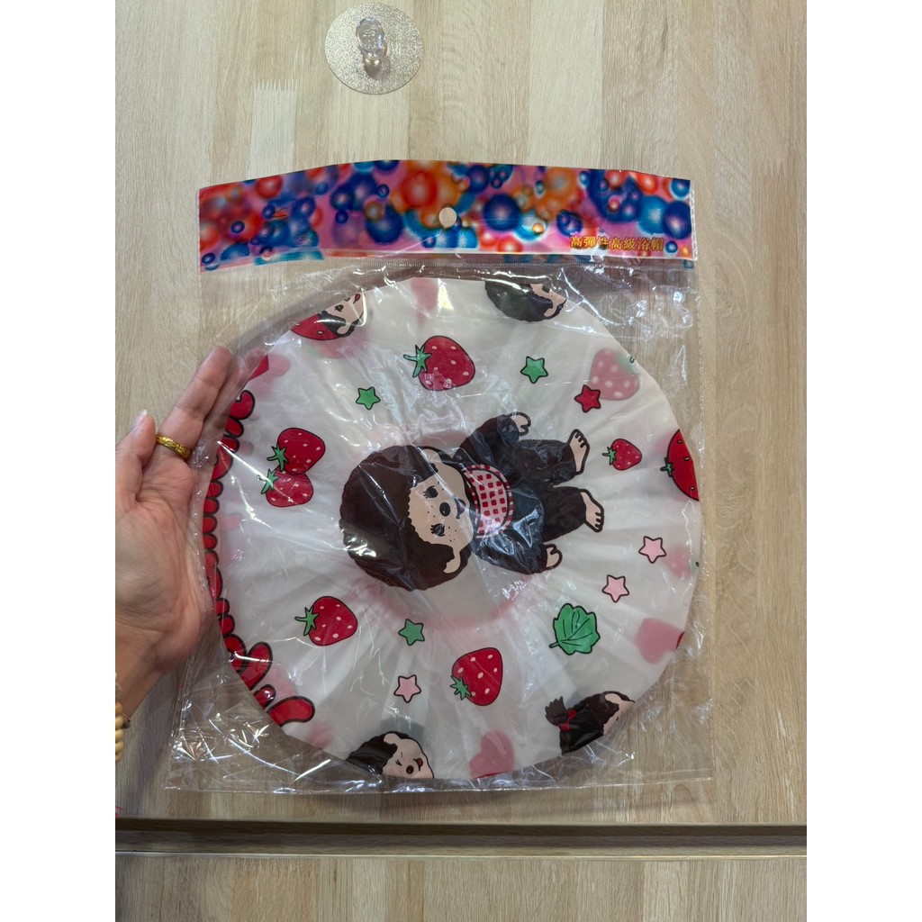🐵 งื้อออ... น่ารักใจเจ็บ! หมวกอาบน้ำ มอนชิชิ ลายสตรอว์เบอร์รี่สุดคิ้วท์ 🍓สาวกมอนชิชิต้องมี! หมวกอาบน้ำลายการ์ตูนสุดฮิต