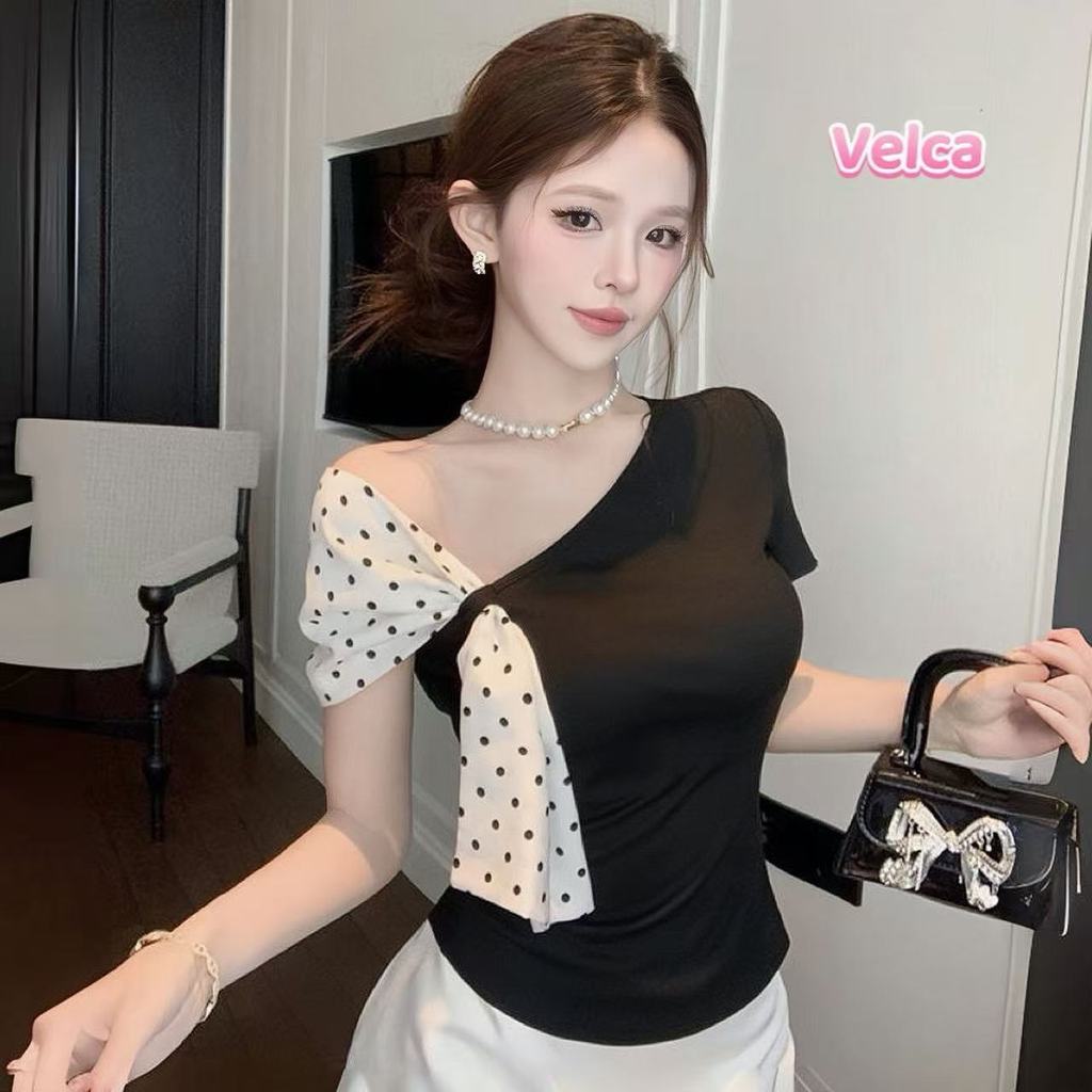 Velca 2สี เสื้อยืดลายจุด แขนสั้น ไหล่เฉียง ดีไซน์เก๋ น่ารักสไตล์เกาหลี