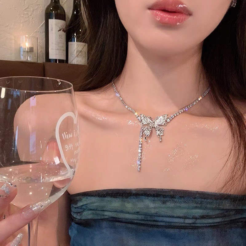 High-End ผีเสื้อหรูหราสร้อยคอออกแบบหญิงสไตล์ใหม่หญิงร้อน 2024 สไตล์ Clavicle Niche เพชรคอกระพริบอินเ
