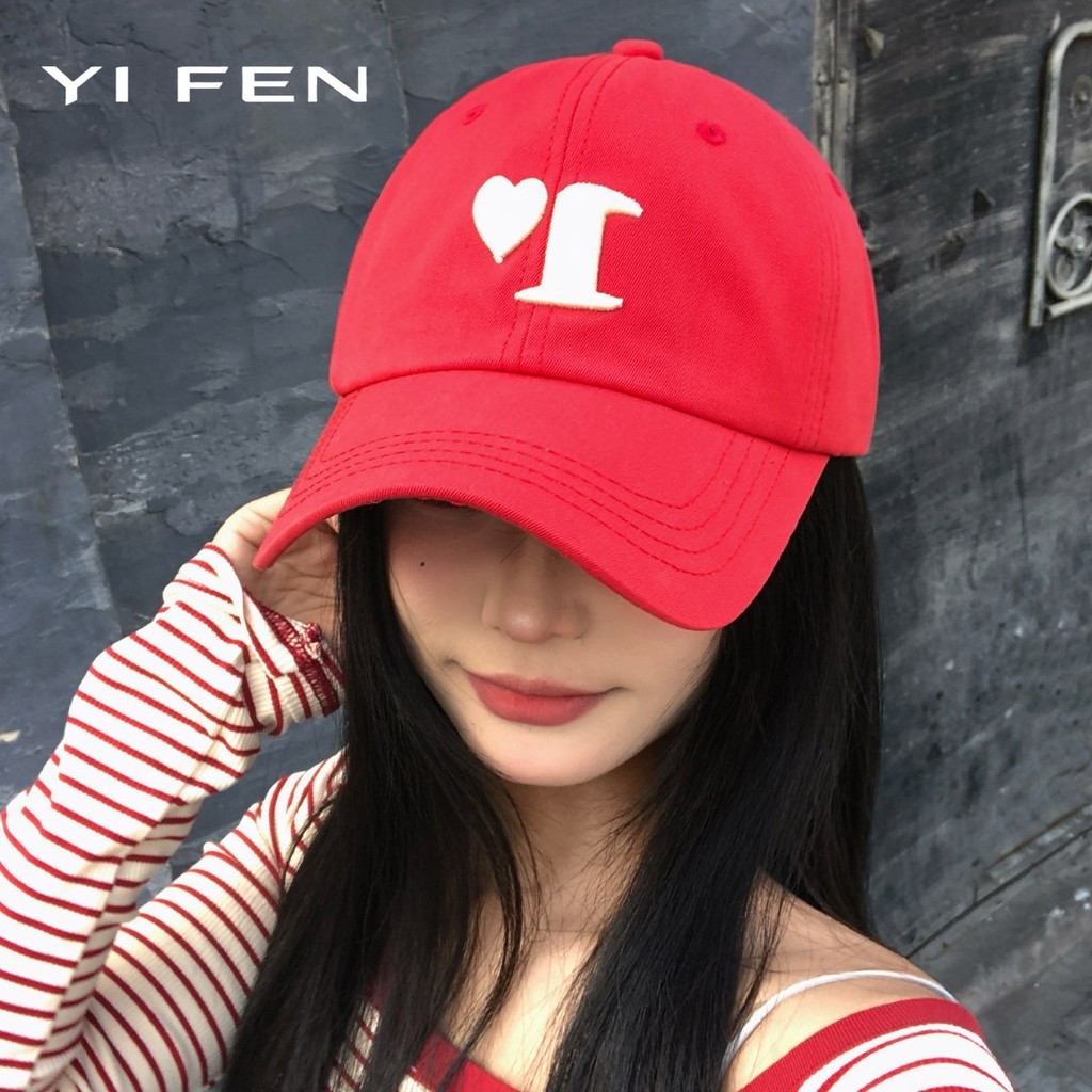 YIFEN คุณภาพสูงรักปักหมวกเบสบอลสีแดงหญิงเวอร์ชั่นเกาหลี ins กว้างขอบเส้นรอบวงหัวใหญ่หมวกไวท์เทนนิ่ง