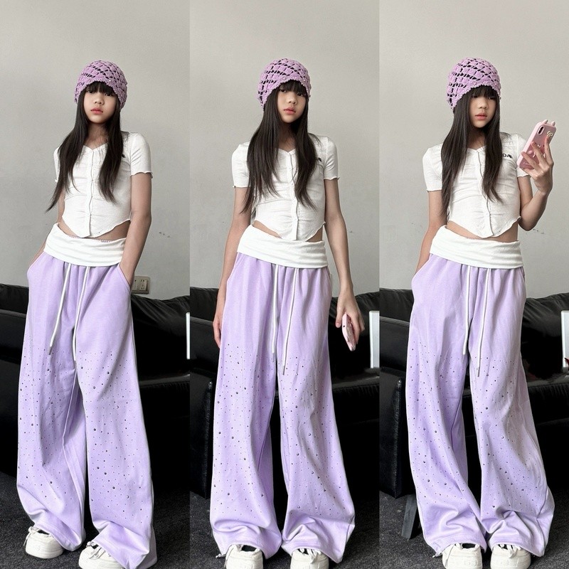 [พร้อมส่ง] ชุดเต้นลุคหวานเท่ เสื้อครอปขาวติดกระดุม + กางเกงม่วงเพชรวิบวับ + ผ้าคาดเอวขาว ลุคเกาหลี Y2K ฮิปฮอป ใส่ขึ้นเวทีปังๆ KeDaYa
