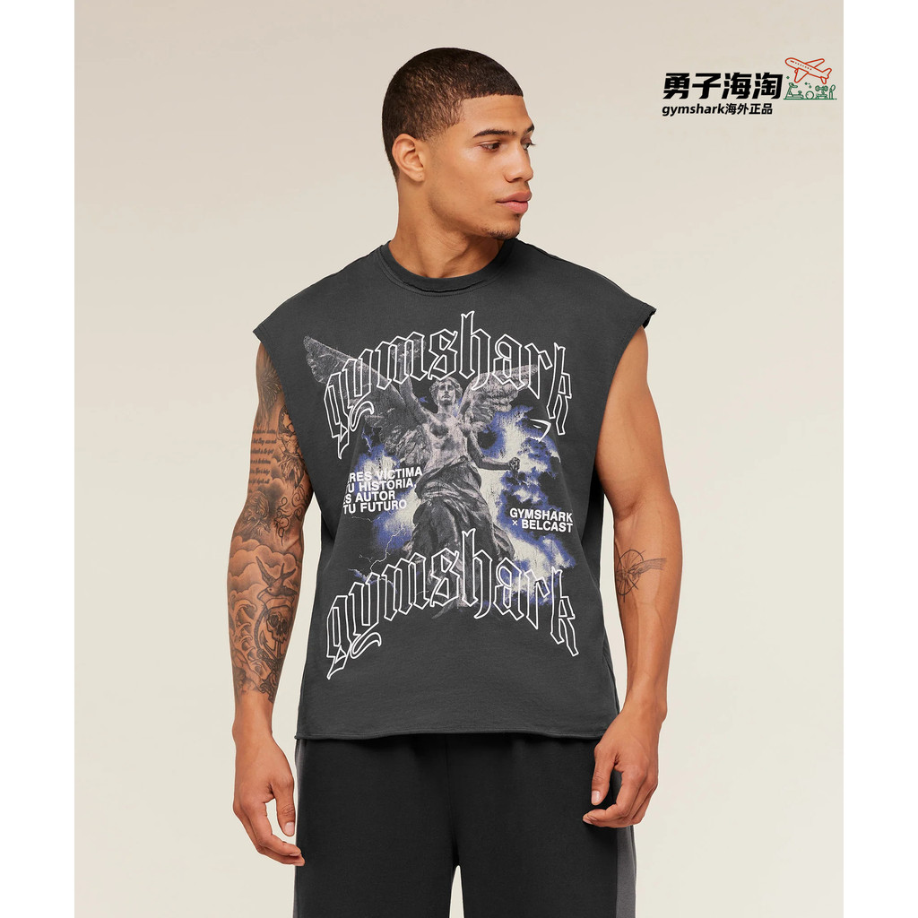 แนวสตรีท คาร์ลอส พิมพ์เสื้อยืดแขนกุดผ้าฝ้าย 100% ไหล่กว้างฟิตเนสแสดงกล้ามเนื้อรอบคอเสื้อยืดผู้ชาย 0505