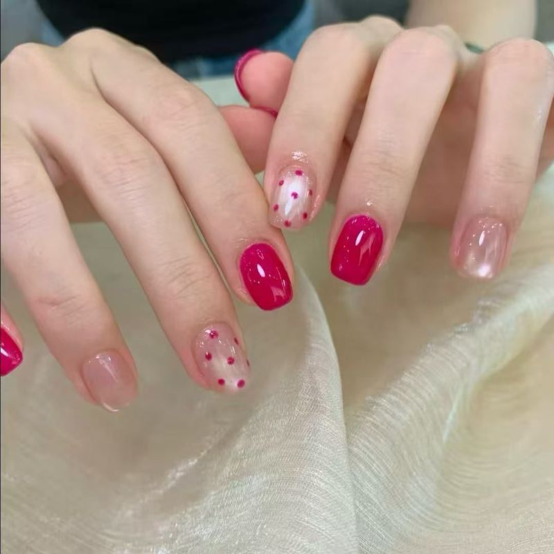 【ลายจุดเชอร์รี่】ลายจุดสีแดงและขาวเป็นดีไซน์เล็บที่ดูน่ารักและสวยงาม มาพร้อมกับทรงสั้นทรงเหลี่ยมที่ดูอ
