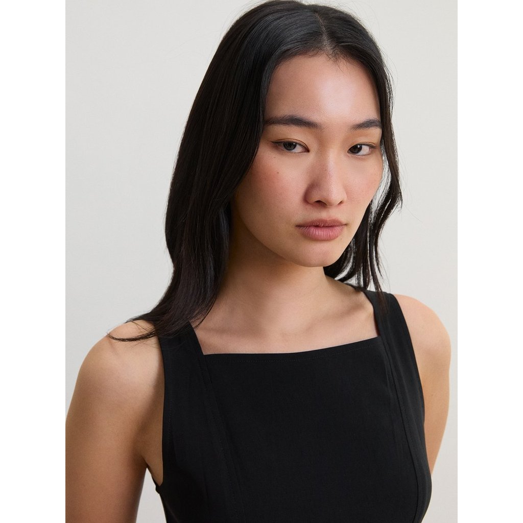 [Pomelo] เดรสสั้นทรงเข้ารูปคอเหลี่ยม / Square Neck Flare Mini Dress