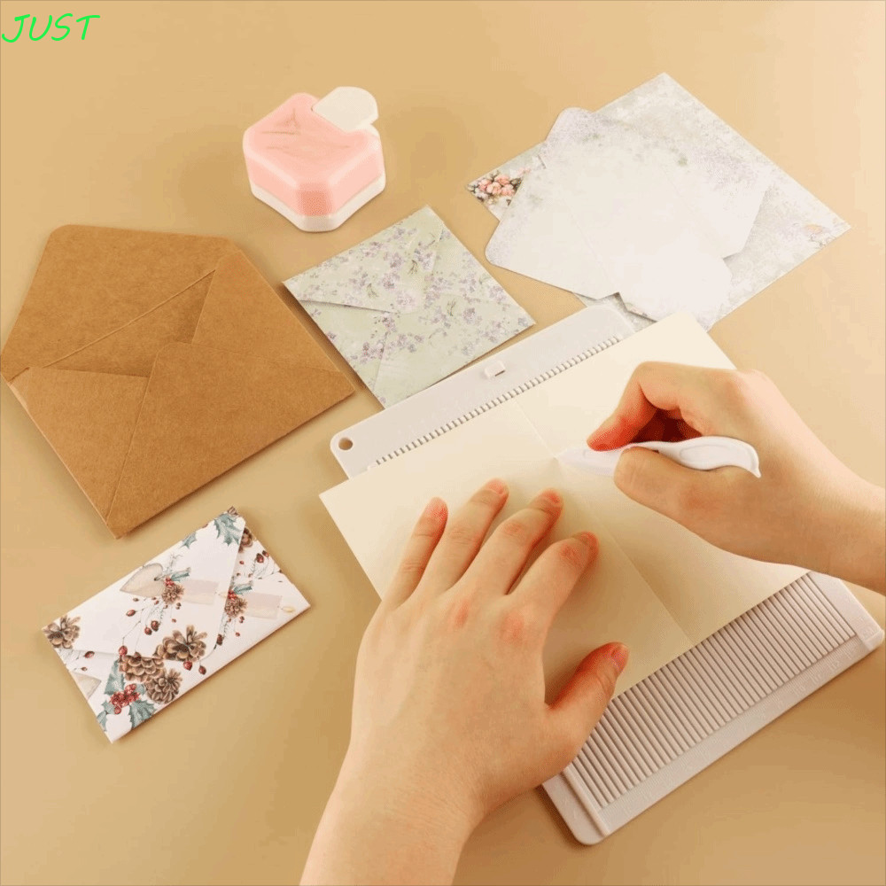 JUST Envelope Maker Board,กระดาษพลาสติกสี่เหลี่ยมTrimmer Scorring Board, Studrntเครื่องเขียนDIYวัดตารางด้วยเครื่องตัดกระดาษPamiเครื่องมือโรงเรียน