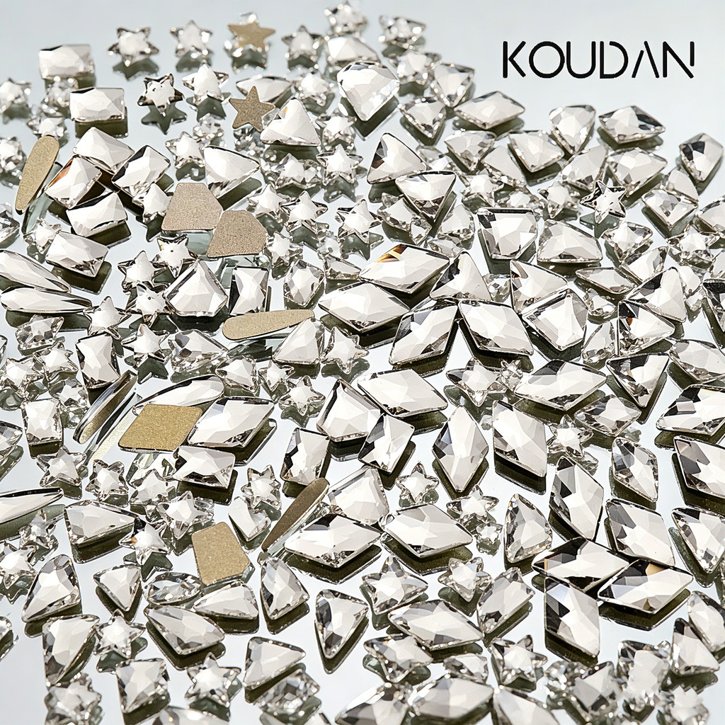 ตกแต่งเล็บเพชรสีขาว Rhinestone สามเหลี่ยมผีเสื้อ Water Drop อุปกรณ์แต่งเล็บ 50/100PCS KOUDAN