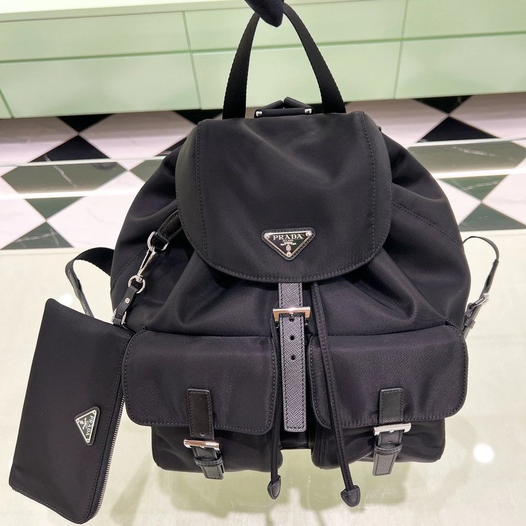 Prada 1bz811สุภาพสตรีไนลอนกระเป๋าเป้สะพายหลังคลาสสิกที่สุดที่สุดที่สุดที่สุดที่สุดที่สุดที่สุดทุกการ