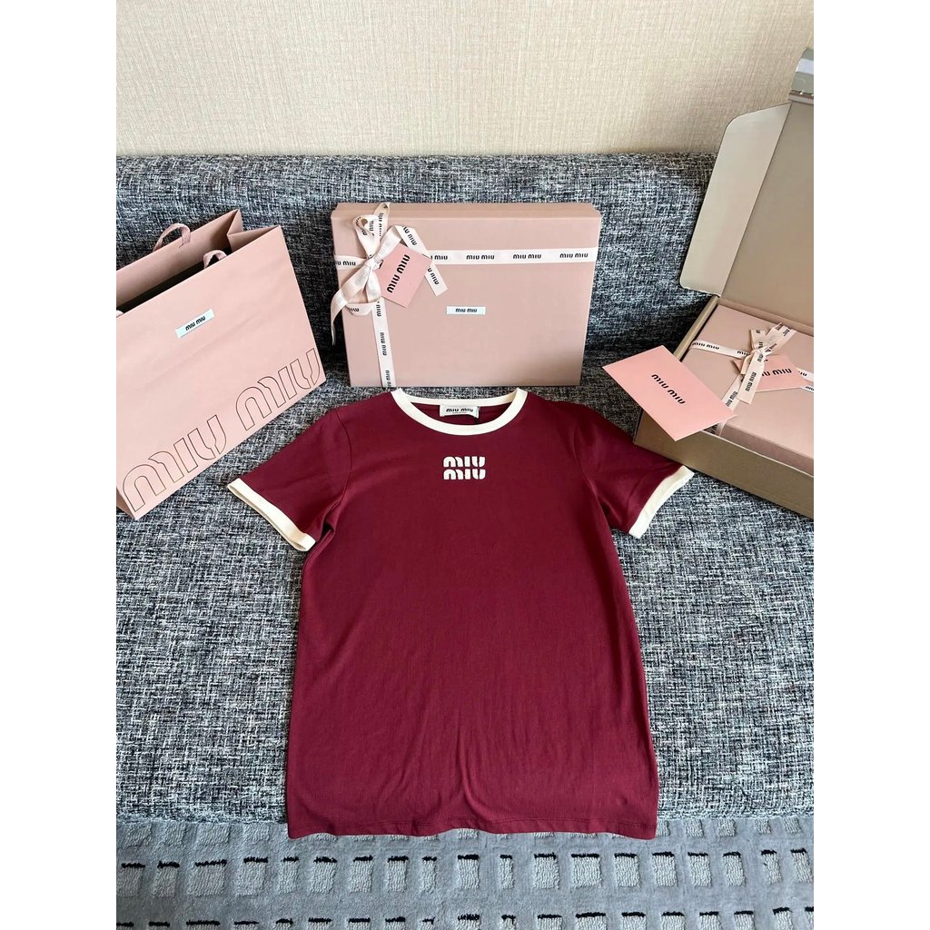 1: 1 โลโก้ต้นฉบับ AAA+〔 miumiu 〕 เสื้อยืดผู้หญิงแขนสั้นโลโก้สีตัดกัน