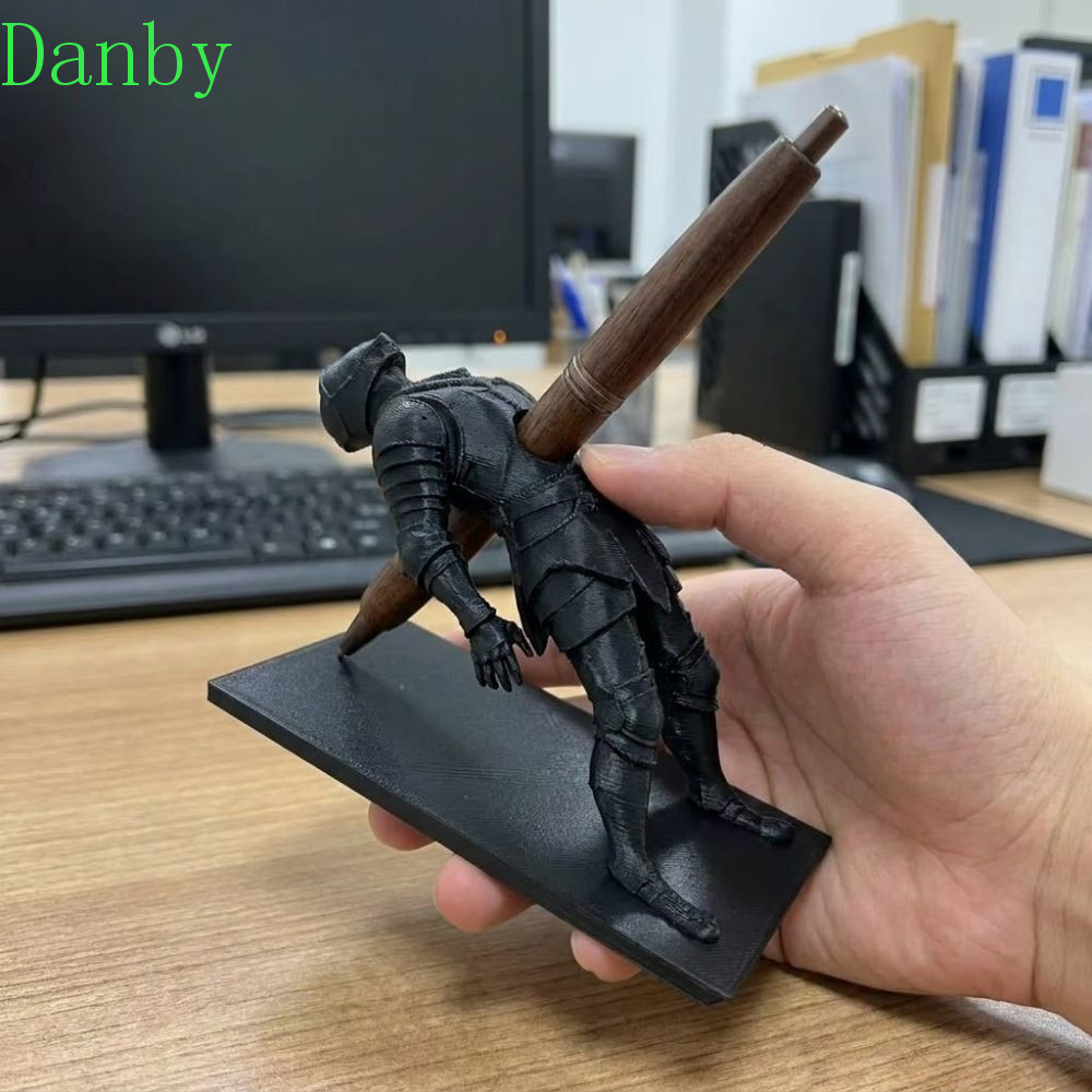 DANBY Knight ที่ใส่ปากกา, 3D พิมพ์ที่ไม่ซ้ํากัน Creative ปากกาขาตั้ง, ตลกตกแต่งพลาสติก Warrior Desk Organizer จอแสดงผลเครื่องเขียน