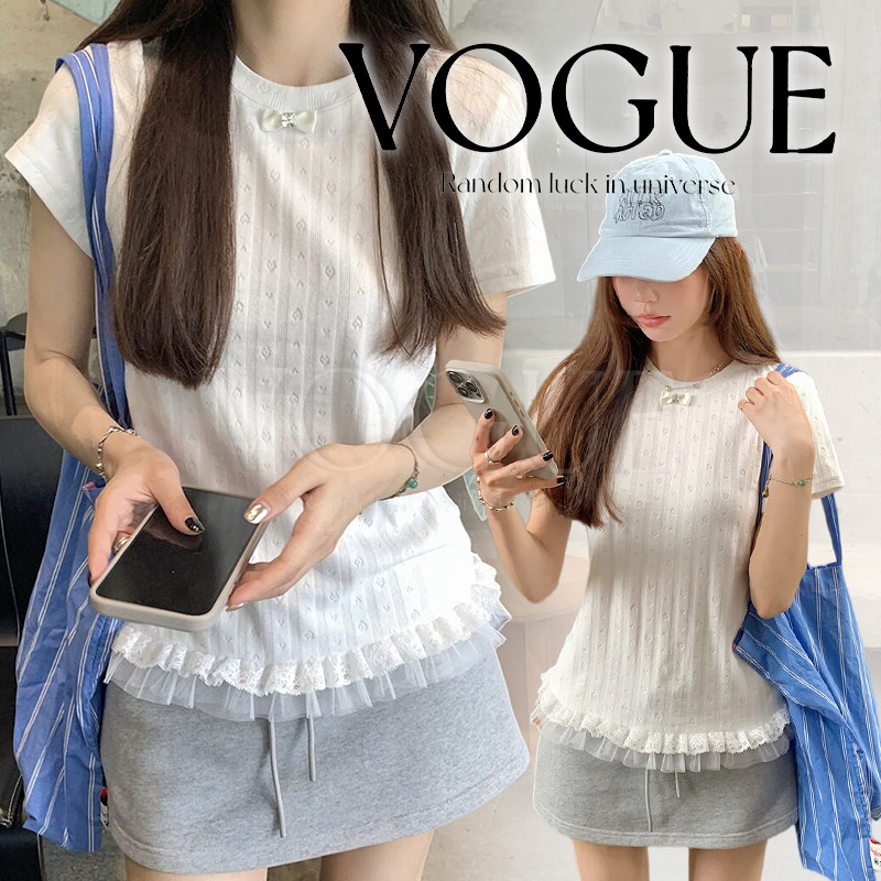 Vogue🌟พร้อมส่ง🌟 เสื้อยืดคอกลมแขนสั้น ดีเทลติดโบว์น่ารักๆ ชายเสื้อแต่งระบาย (FY4819)