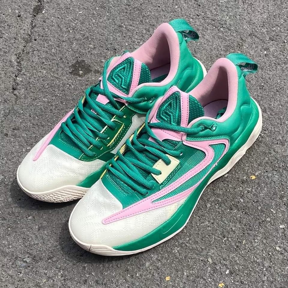 รองเท้าบาสเก็ตบอล Giannis Immortality 3 สีเขียว พร้อมถุงเท้าฟรี