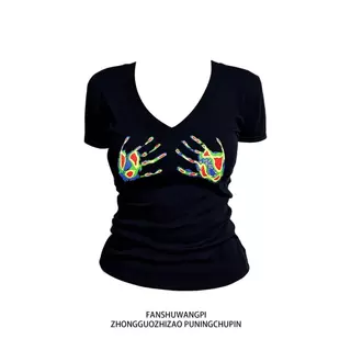 【จัดส่งตลอด 24 ชั่วโมง】เสื้อยืดแขนสั้น คอวี สีขาว กระชับหุ่น สไตล์สาวแซ่บ ฤดูร้อน ดีไซน์เก๋ แฟชั่นสุดชิค y2k shirts